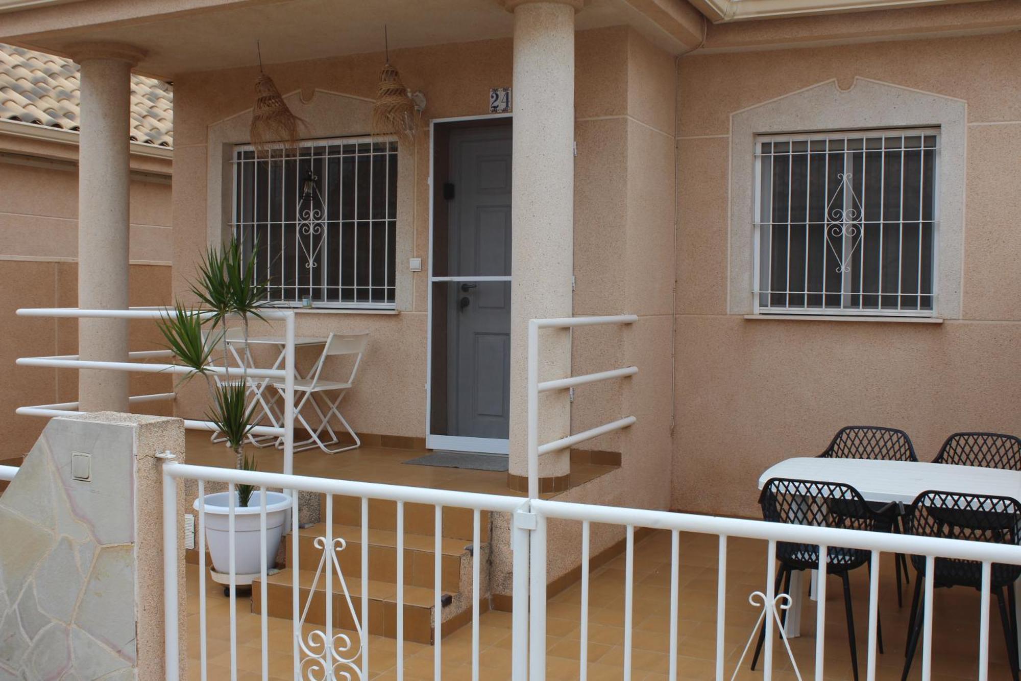 Bungalow With 2 Bedrooms And Roof Terrace In The Center Of La Zenia. Free Wifi. 奥里韦拉 外观 照片